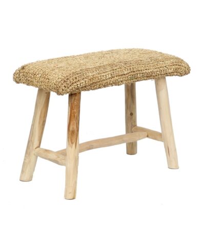 Banc en raphia naturel avec piètement en bois de teck, assise tressée artisanale, mobilier décoratif au style bohème et chaleureux.