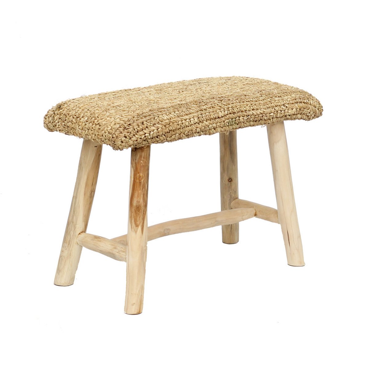 Banc en raphia naturel avec piètement en bois de teck, assise tressée artisanale, mobilier décoratif au style bohème et chaleureux.