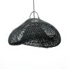 Suspension The Cloud noir en rotin format moyen, forme nuageuse et design organique