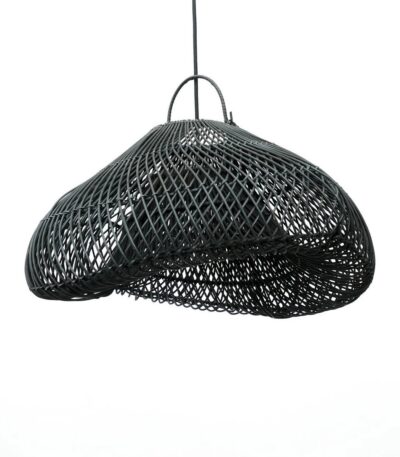 Suspension The Cloud noir en rotin format moyen, forme nuageuse et design organique