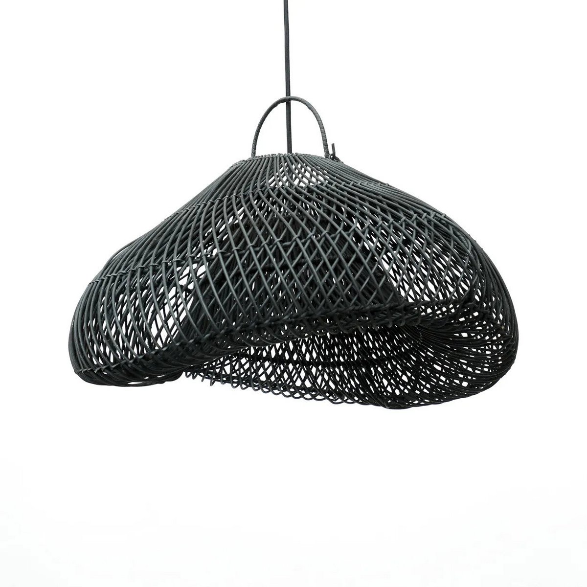 Suspension The Cloud noir en rotin format moyen, forme nuageuse et design organique