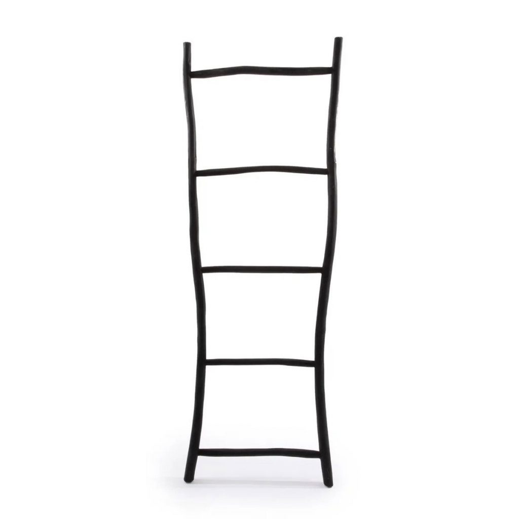 Échelle Tulum noire en bois de teck, échelle décorative minimaliste et élégante pour rangement textile et décoration intérieure.