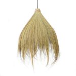 Suspension Rayung Hut en fibres naturelles rayung, luminaire décoratif à franges au style bohème, diffusant une lumière douce et naturelle.