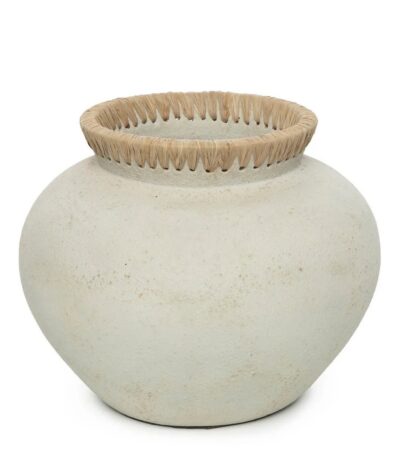Le Vase Styly Béton naturel – L, vase en terre cuite avec détail en raphia