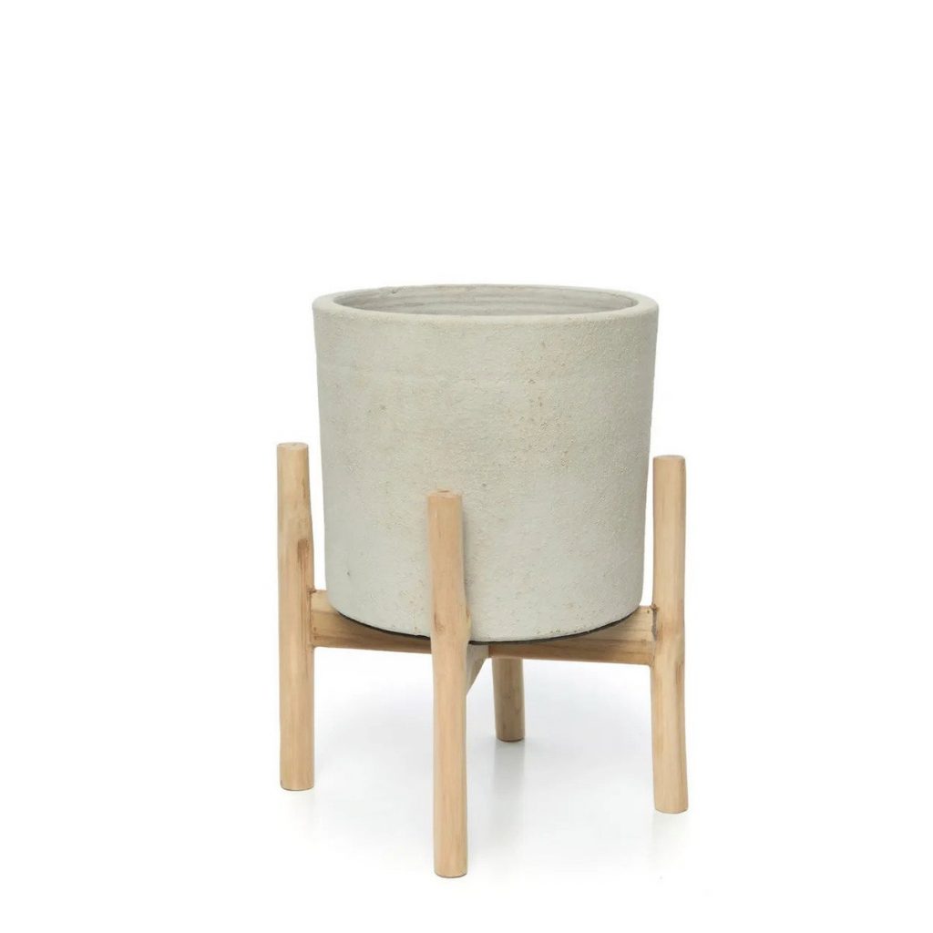 The Chalk Low Béton Naturel – S, cache pot en terre cuite avec structure en bois