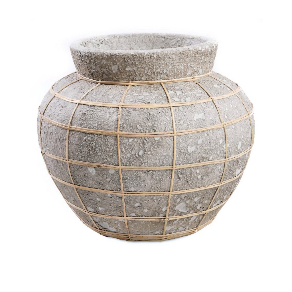 Vase Le Ventre béton naturel en terre cuite avec tressage en rotin – format L