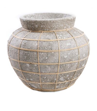 Vase Le Ventre béton naturel en terre cuite avec tressage en rotin – format L