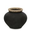 Le Vase Styly Noir Naturel – L, vase en terre cuite noir avec détail en raphia