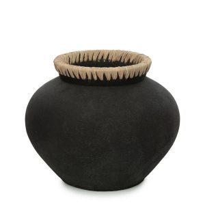 7cf314c5-f6ba-4d9a-abfc-2e4679efba98_1200x1200_fill.jpg Le Vase Styly Noir Naturel – L, vase en terre cuite noir avec détail en raphia