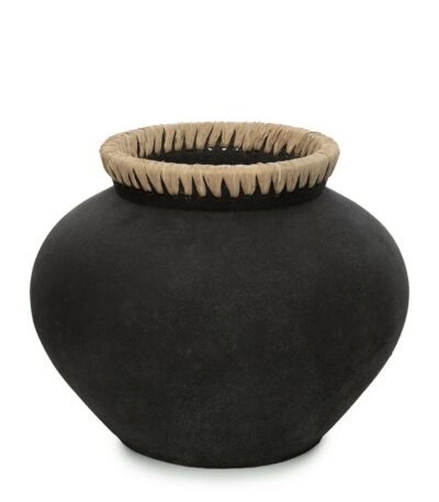 Le Vase Styly Noir Naturel – L, vase en terre cuite noir avec détail en raphia