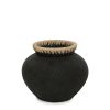 c1210acc-7b4e-44d6-aeef-320d884fc171_1200x1200_fill.jpg Le Vase Styly Noir Naturel M, vase en terre cuite noir avec détail en raphia