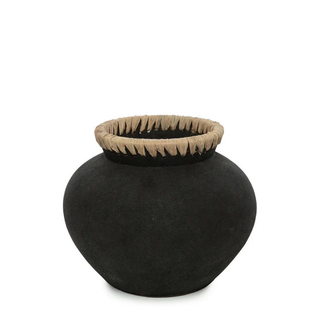 Le Vase Styly Noir Naturel M, vase en terre cuite noir avec détail en raphia