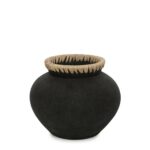 c1210acc-7b4e-44d6-aeef-320d884fc171_1200x1200_fill.jpg Le Vase Styly Noir Naturel M, vase en terre cuite noir avec détail en raphia