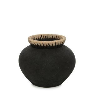 c1210acc-7b4e-44d6-aeef-320d884fc171_1200x1200_fill.jpg Le Vase Styly Noir Naturel M, vase en terre cuite noir avec détail en raphia
