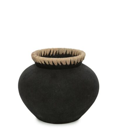 Le Vase Styly Noir Naturel M, vase en terre cuite noir avec détail en raphia