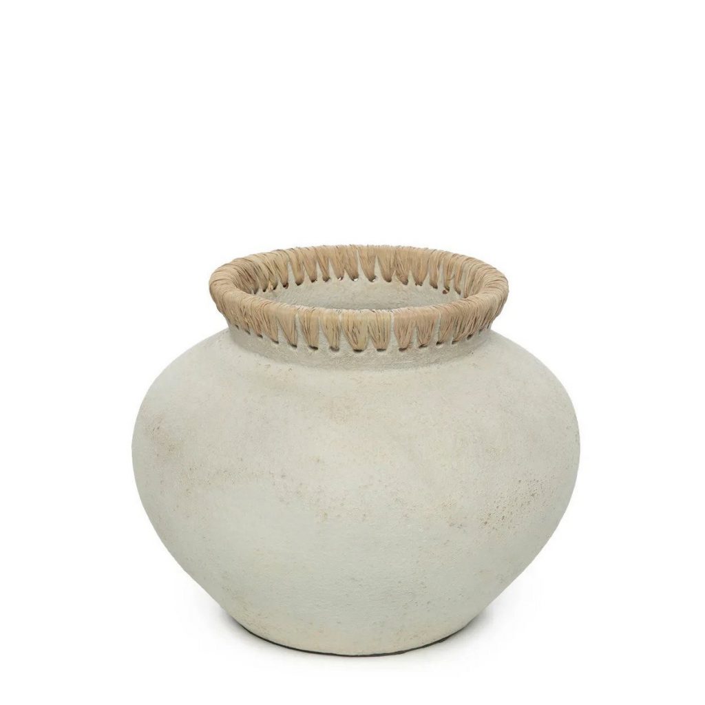 Le Vase Styly Béton Naturel M, vase en terre cuite avec détail en raphia