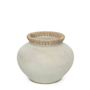 ca6fb73a-3197-4c4f-b57a-13532b43f5a8_1200x1200_fill.jpg Le Vase Styly Béton Naturel M, vase en terre cuite avec détail en raphia