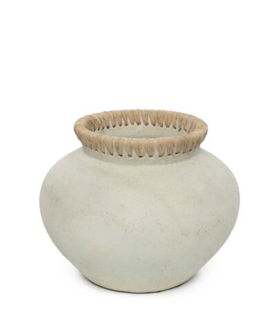 Le Vase Styly Béton Naturel M, vase en terre cuite avec détail en raphia