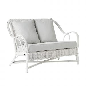 Canapé en rotin blanc Primavera avec coussins gris déhoussables, assise deux places et lignes arrondies.