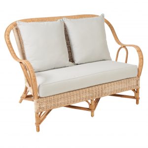 Canapé en rotin Nantucket deux places avec coussins déhoussables, accoudoirs et structure en rotin naturel.