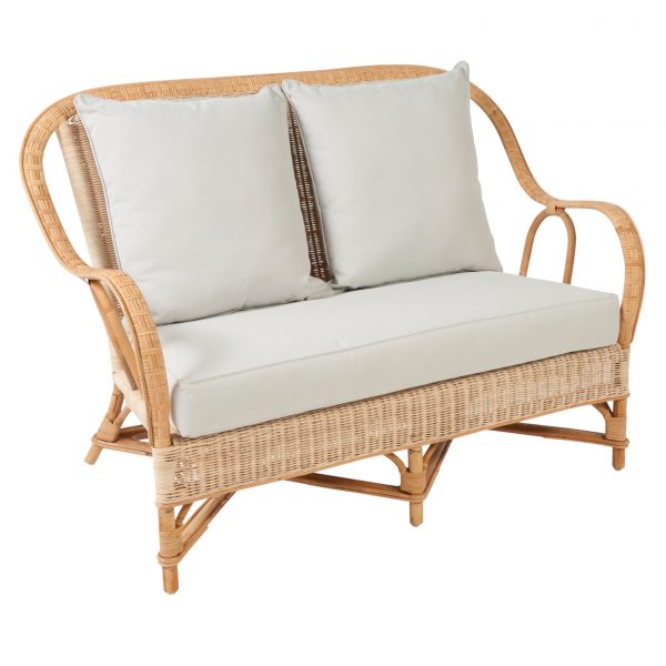 canapé_rotin_tressé_NANTUCKET_kok_esprit_rotin (2) Canapé en rotin Nantucket deux places avec coussins déhoussables, accoudoirs et structure en rotin naturel.