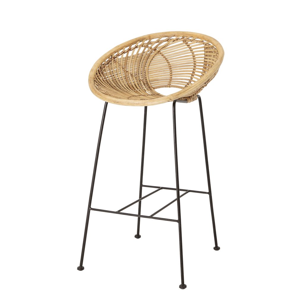 Chaise de bar en rotin Yonne naturel avec structure en métal noir, assise ajourée Bloomingville