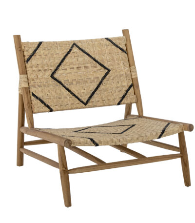 Chaise de salon en teck et rotin Lennox, une assise au design botanique pour intérieur lumineux.
