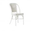 Chaise en rotin laqué blanc Primavera avec dossier motif diamant, assise sans accoudoirs, style salle à manger.