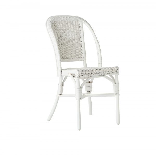 Chaise en rotin laqué blanc Primavera avec dossier motif diamant, assise sans accoudoirs, style salle à manger.