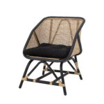 chaise_en_rotin_noir_loue_esprit_rotin (2) Chaise de salon en rotin noir Loue avec coussin, assise enveloppante design nordique pour intérieur.