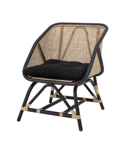Chaise de salon en rotin noir Loue avec coussin, assise enveloppante design nordique pour intérieur.