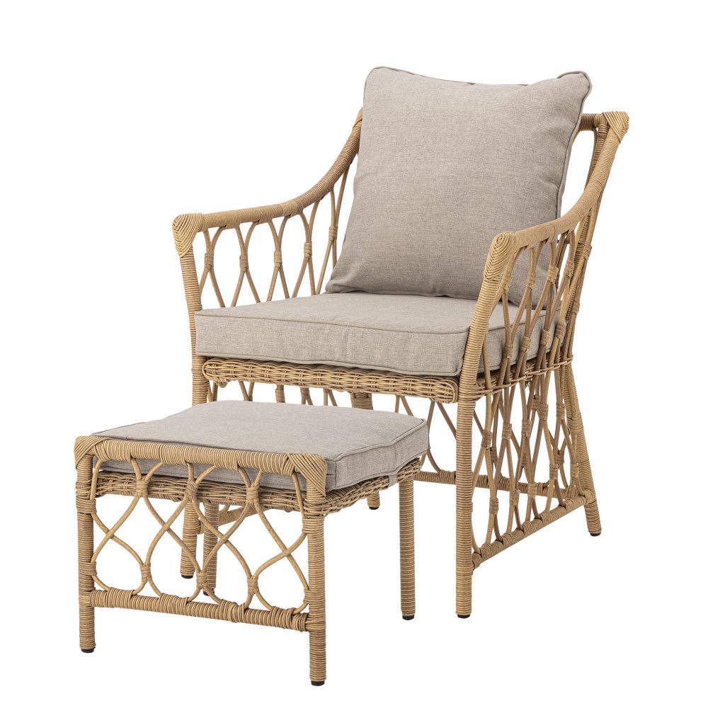 Chaise lounge avec tabouret Belluce en polyrattan naturel, assise cosy et ensemble détente intérieur