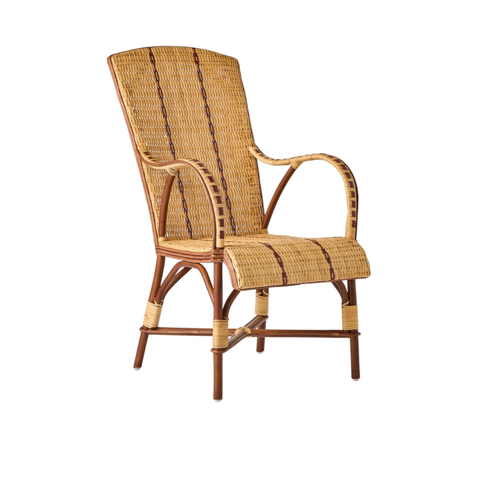 Fauteuil en rotin haut dossier BAGATELLE avec accoudoirs, structure en rotin naturel foncé et tressage patiné.
