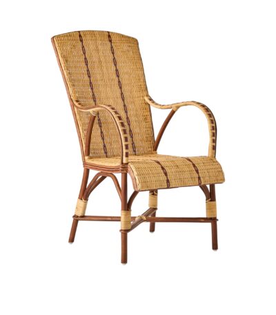 Fauteuil en rotin haut dossier BAGATELLE avec accoudoirs, structure en rotin naturel foncé et tressage patiné.