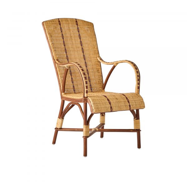 Fauteuil en rotin haut dossier BAGATELLE avec accoudoirs, structure en rotin naturel foncé et tressage patiné.