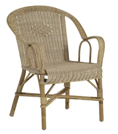 Fauteuil en rotin MARCEL avec accoudoirs, structure en rotin naturel et tressage patiné, style classique français.