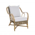 fauteuil-en-rotin-nantucket-esprit-rotin (1) Fauteuil en rotin Nantucket avec coussin déhoussable, accoudoirs et structure en rotin naturel.