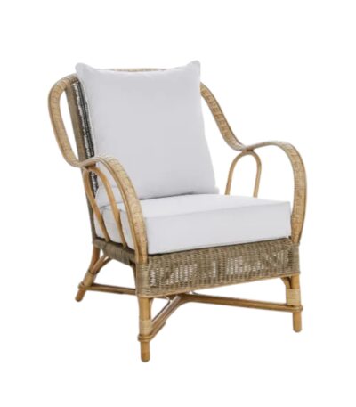 Fauteuil en rotin Nantucket avec coussin déhoussable, accoudoirs et structure en rotin naturel.