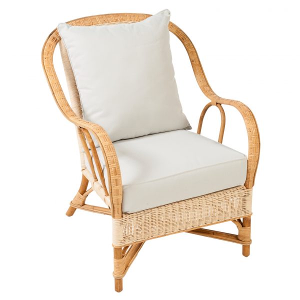 Fauteuil en rotin Nantucket avec coussin déhoussable, accoudoirs et structure en rotin naturel.