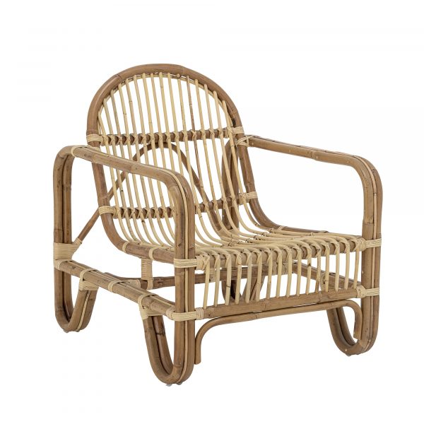 Fauteuil de salon en rotin Baal avec dossier arrondi et accoudoirs enveloppants, fauteuil naturel au style cosy pour intérieur.
