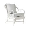 fauteuil_en_rotin_laque_blanc_primavera (2) Fauteuil en rotin laqué blanc Primavera avec coussins, assise de salon confortable en rotin, style intemporel.
