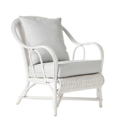 Fauteuil en rotin laqué blanc Primavera avec coussins, assise de salon confortable en rotin, style intemporel.