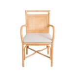 Fauteuil de table en rotin RIVIERA avec accoudoirs, dossier cannage et coussin en lin, intérieur chaleureux