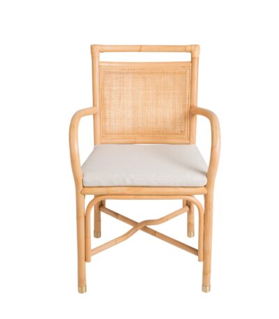 Fauteuil de table en rotin RIVIERA avec accoudoirs, dossier cannage et coussin en lin, intérieur chaleureux