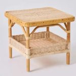 table-basse-rotin-carree-nantucket Table basse en rotin carrée Nantucket avec double plateau, motif diamant et structure en canne de rotin naturel.