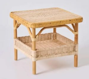 Table basse en rotin carrée Nantucket avec double plateau, motif diamant et structure en canne de rotin naturel.