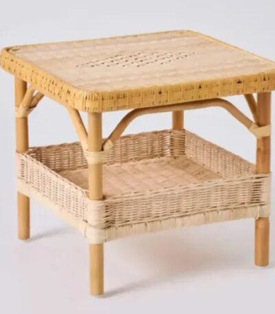 Table basse en rotin carrée Nantucket avec double plateau, motif diamant et structure en canne de rotin naturel.
