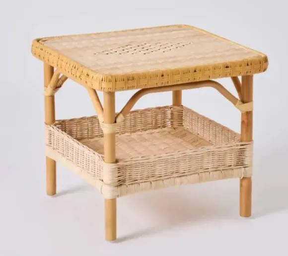 table-basse-rotin-carree-nantucket Table basse en rotin carrée Nantucket avec double plateau, motif diamant et structure en canne de rotin naturel.
