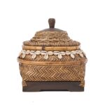 La Boîte au Trésor – Brun en bambou tressé avec coquillages décoratifs