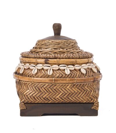 La Boîte au Trésor – Brun en bambou tressé avec coquillages décoratifs